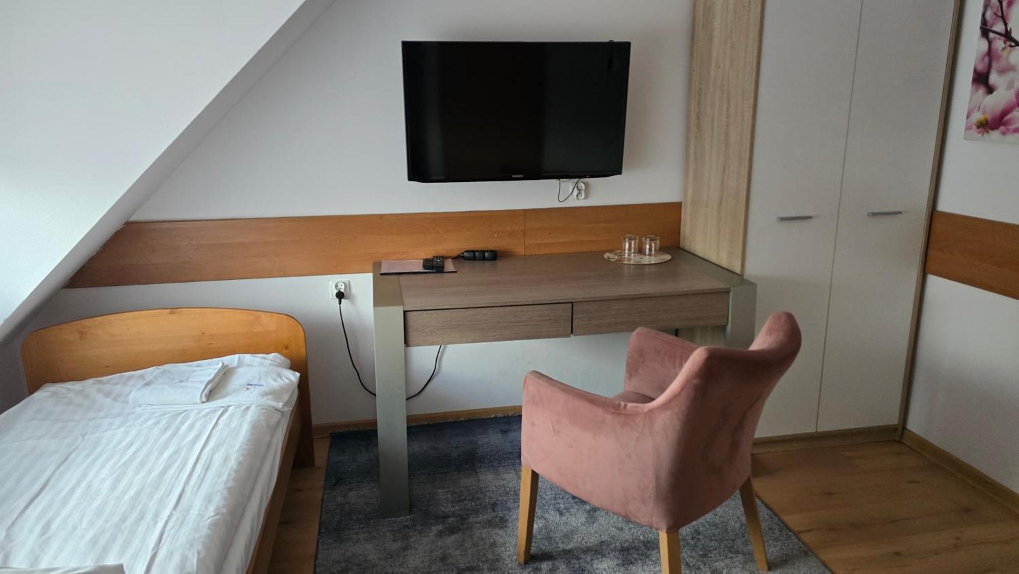 Motel Za Miedza Bralin Bagian luar foto
